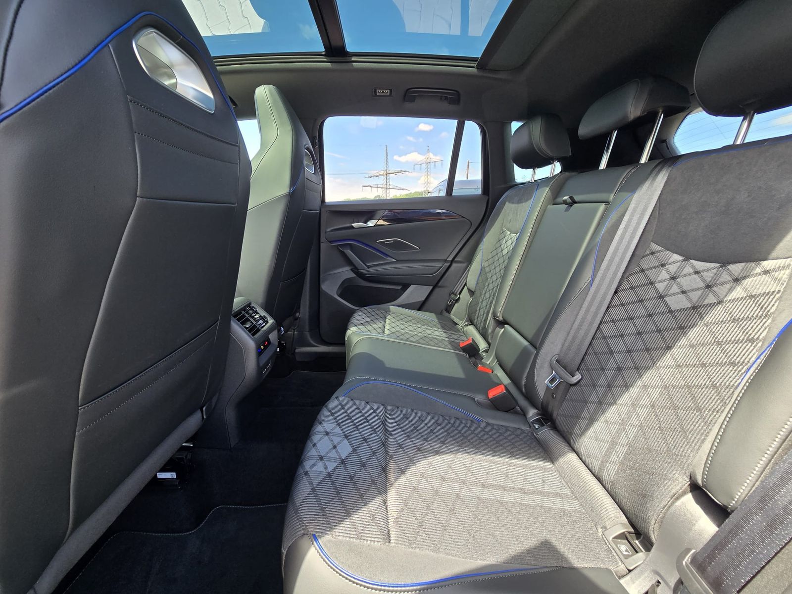 Fahrzeugabbildung Volkswagen Tiguan 2.0 TDI 4M R-Line PANO*H&K*AHK*MATRIX*20"