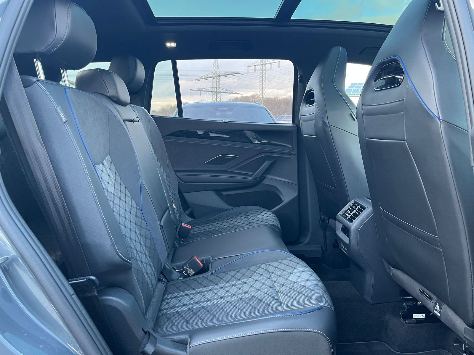 Fahrzeugabbildung Volkswagen Tayron 2.0 TDI 4M R-Line BLACK*7Si*MATRIX*PANO