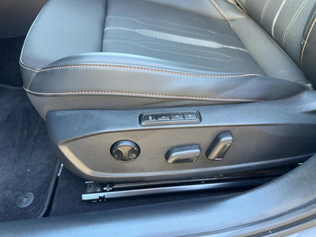 Fahrzeugabbildung CUPRA Leon VZ e-Hybrid, Allwetter, Panoramadach, Navi,