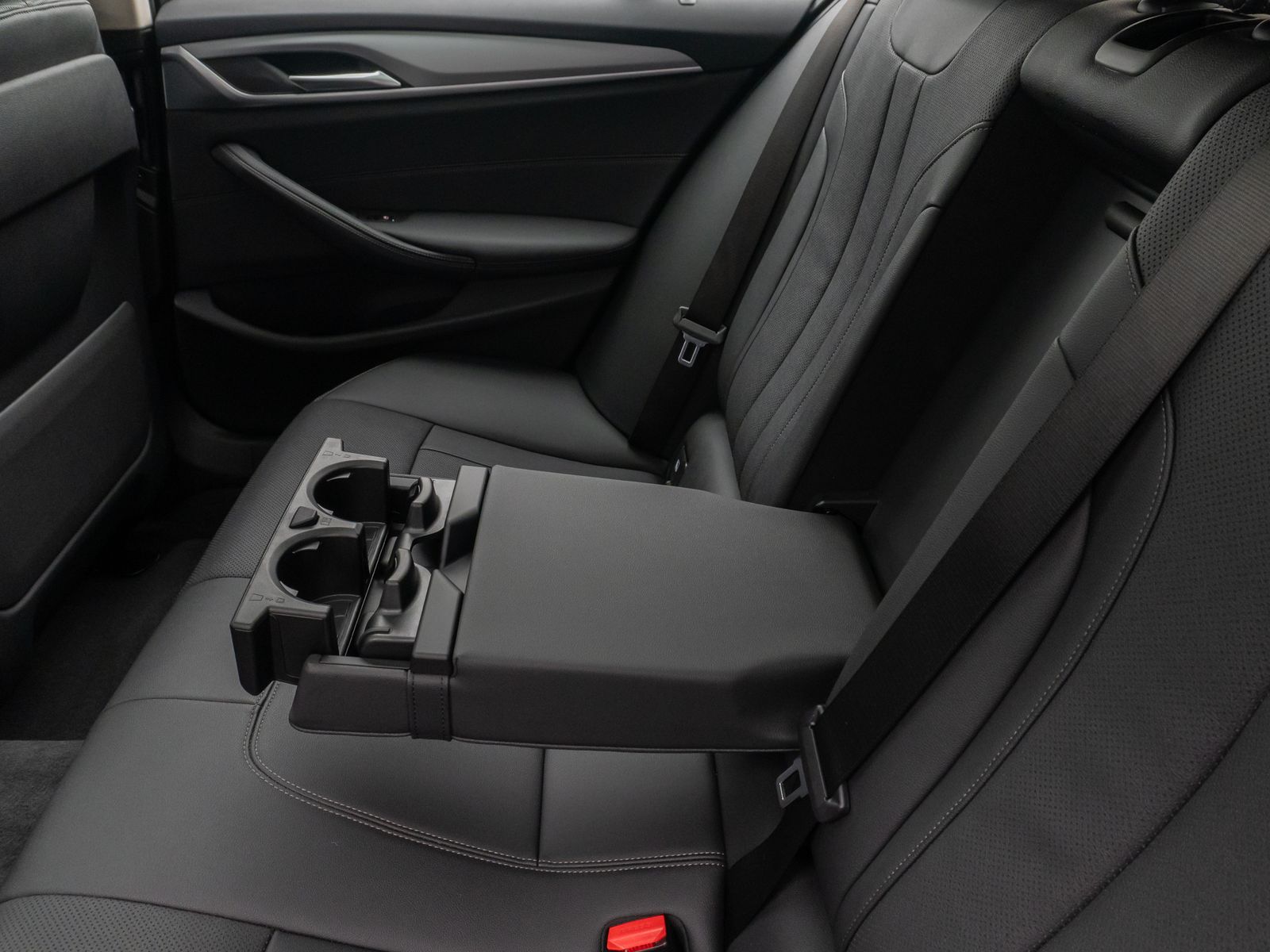 Fahrzeugabbildung BMW 530d Panorama Kamera HUD DAB Alarm AHK Sport
