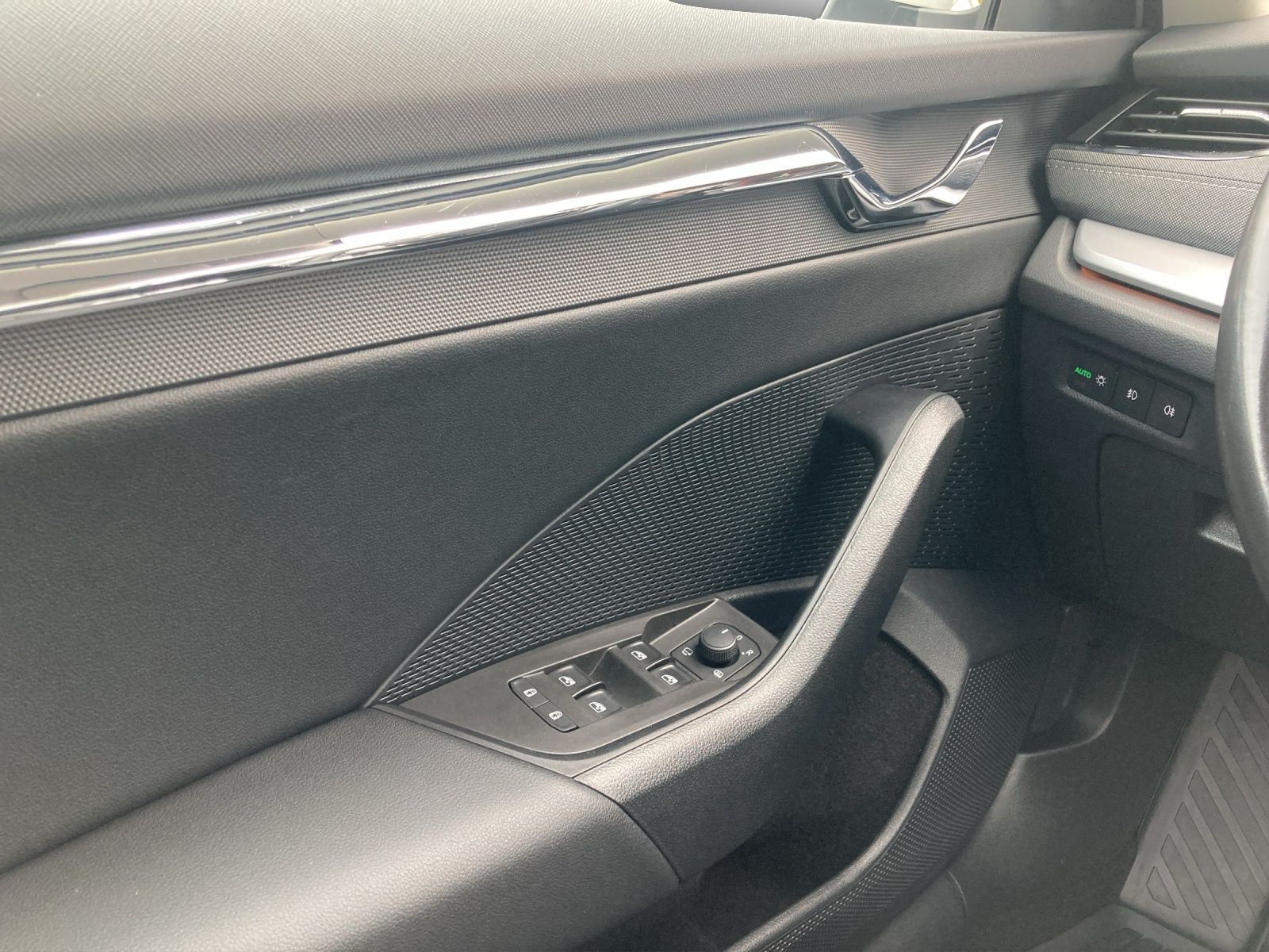 Fahrzeugabbildung SKODA Octavia Combi TDI First-Edition DSG LED Navi PDC