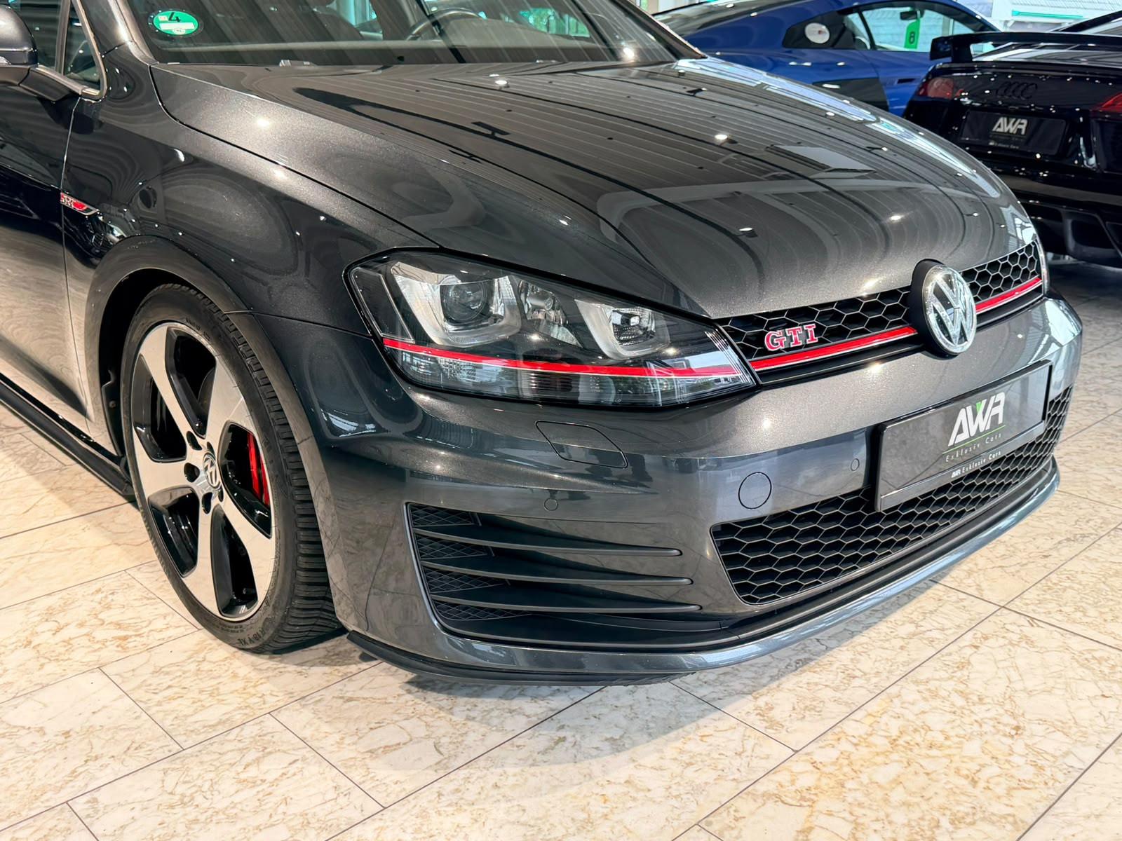 VOLKSWAGEN GOLF VII GTI PERFORMANCE 2.0 TSI 230ch BVA DSG Toit ouvrant pano Sièges chauffants sport Historique présent