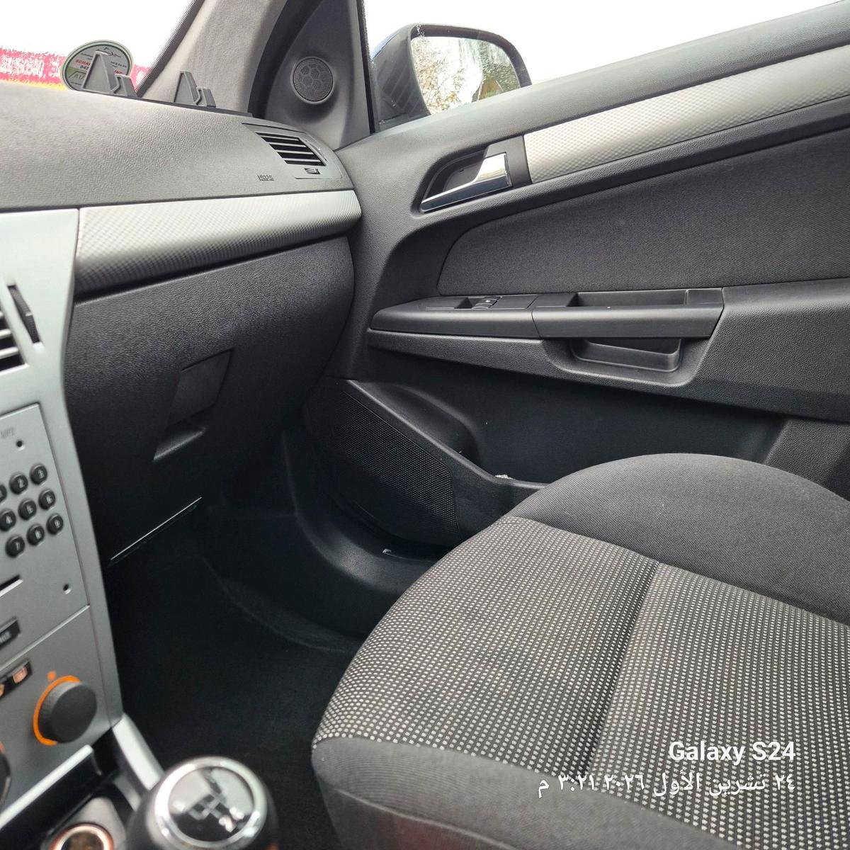 Opel Astra 2009 — photo 15