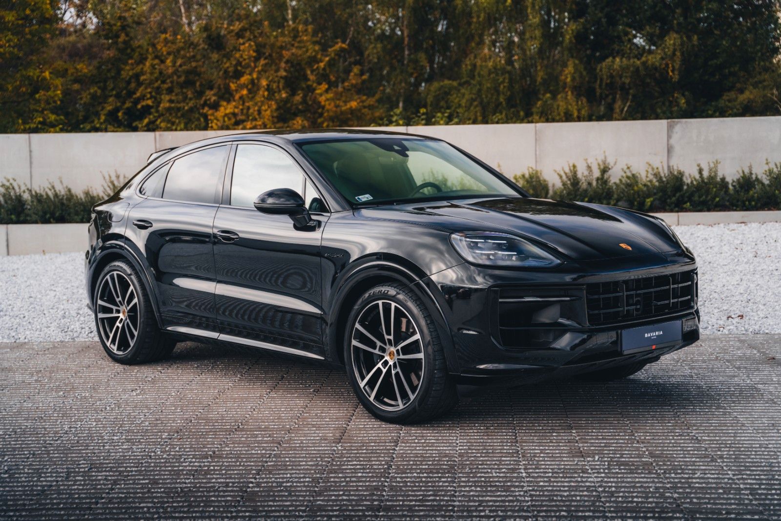 Porsche Cayenne E-Hybrid / Chromite Black Metallic