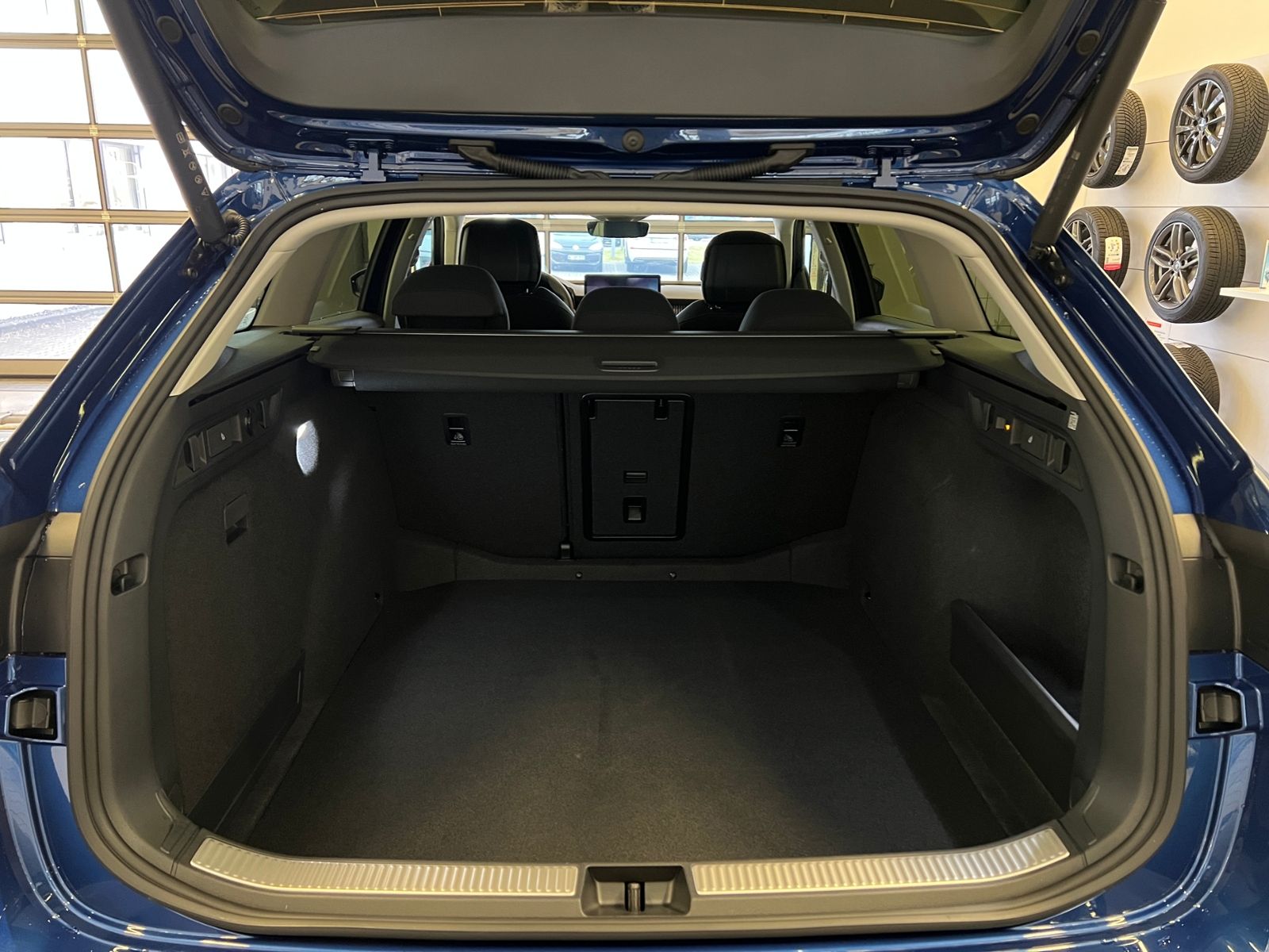 Fahrzeugabbildung SKODA Superb Combi Selection 1.5 TSI mHEV DSG *AHK, LE