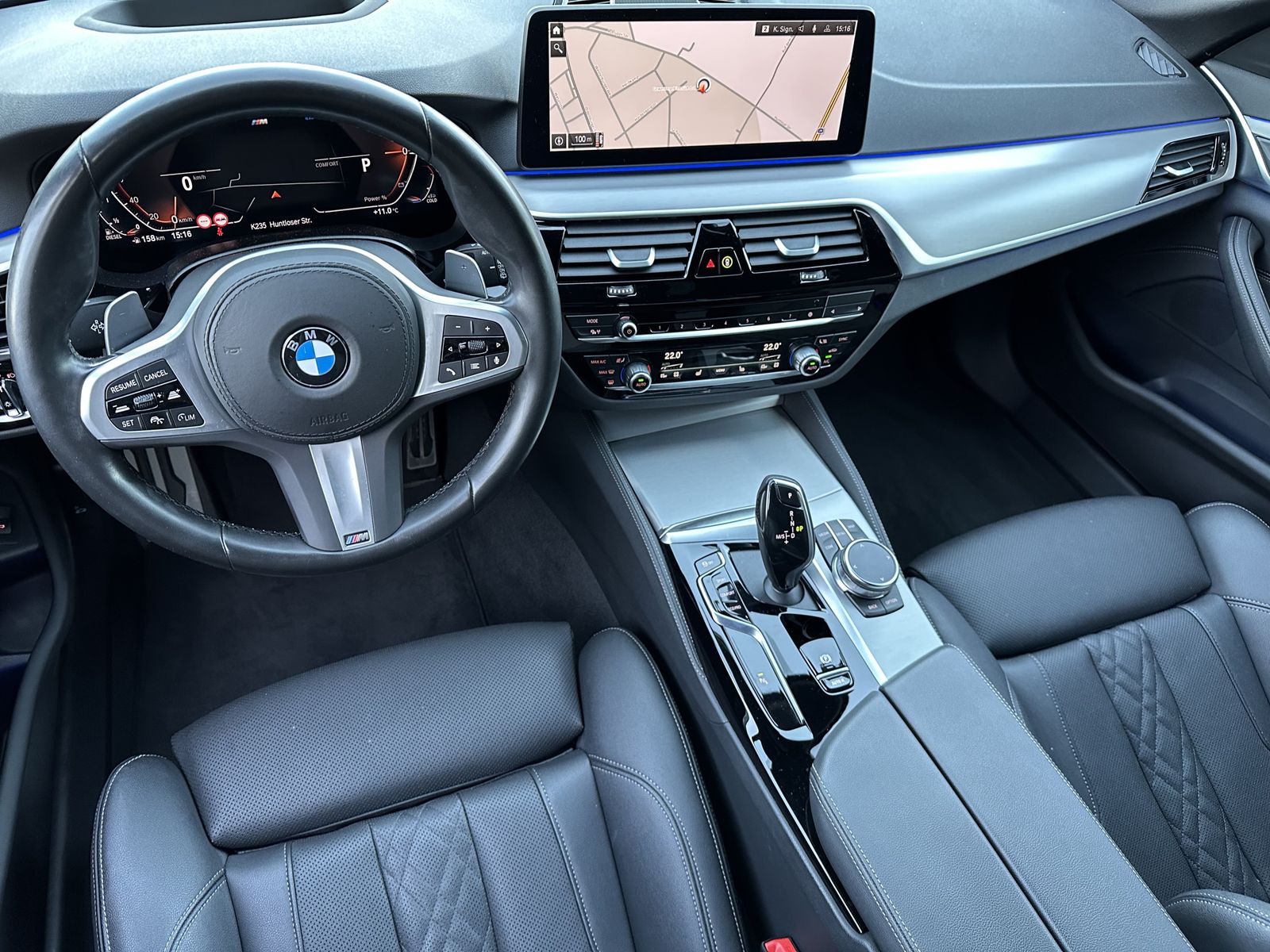 Fahrzeugabbildung BMW 520d Touring xDrive M-Sport NAV+LED+AHK+HEAD-UP
