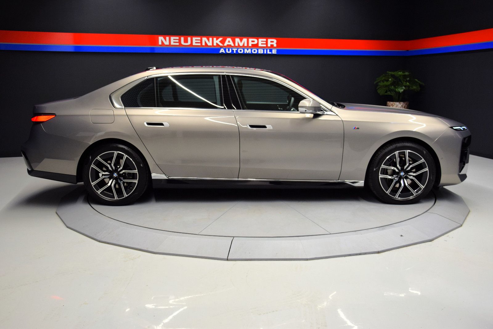 Fahrzeugabbildung BMW 740d xDrive M Sport Pano Standheiz Individual