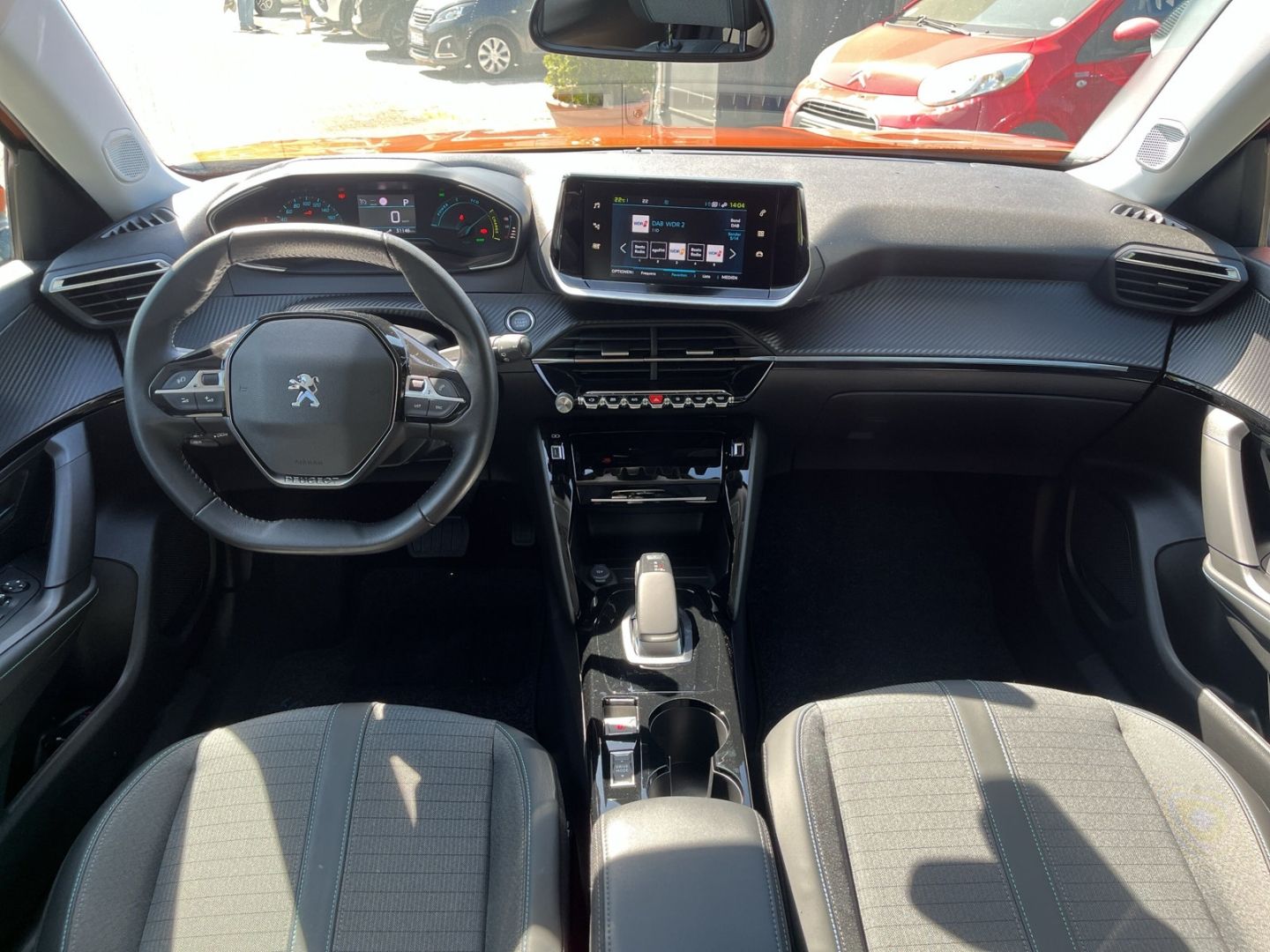 Fahrzeugabbildung Peugeot 2008 Allure Elektro 136 Navi CarPlay Temp.