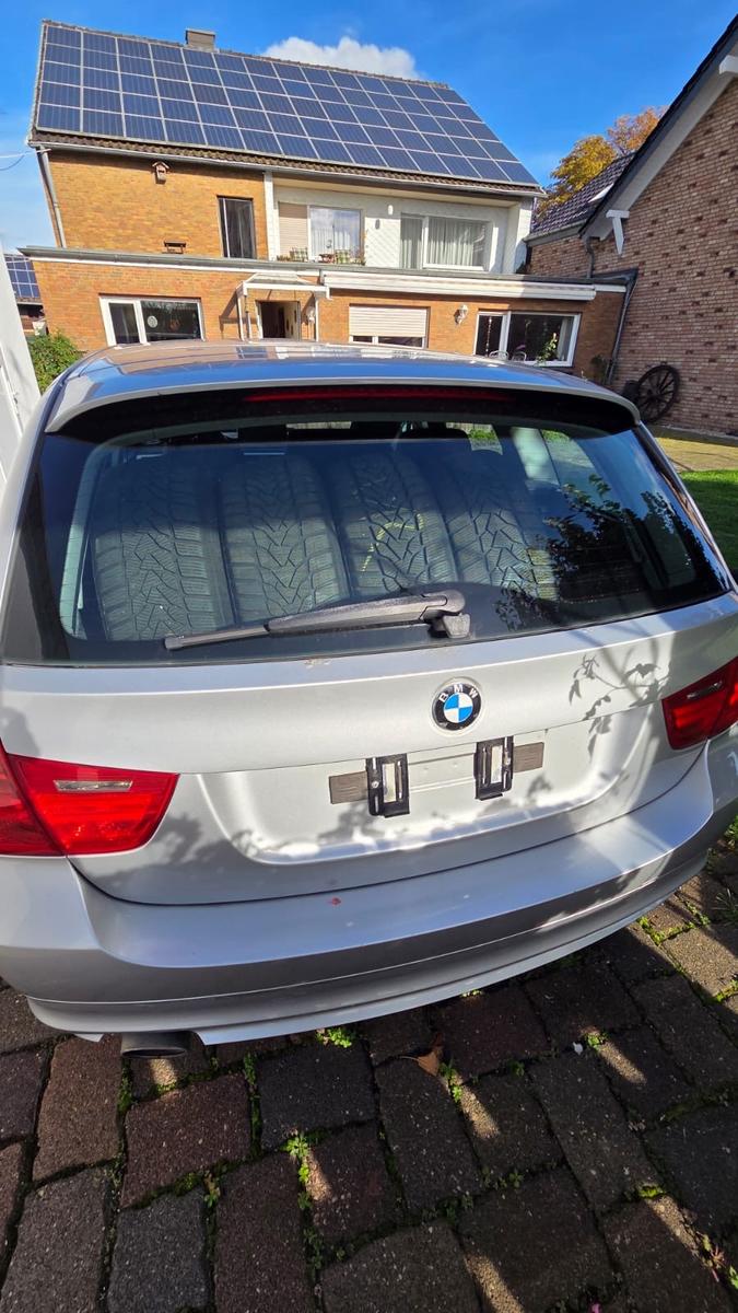 BMW 318 2009 — interior