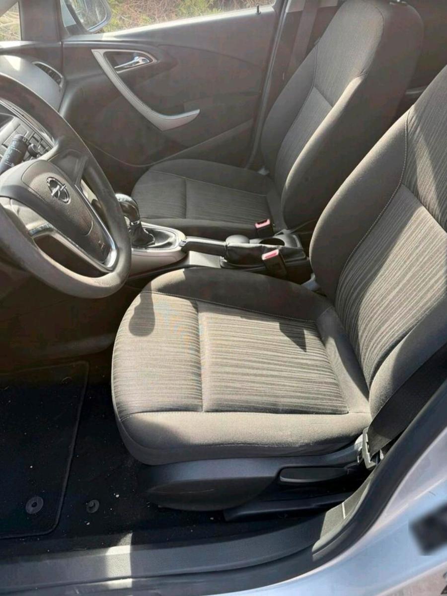 Opel Astra 2012 — photo 6