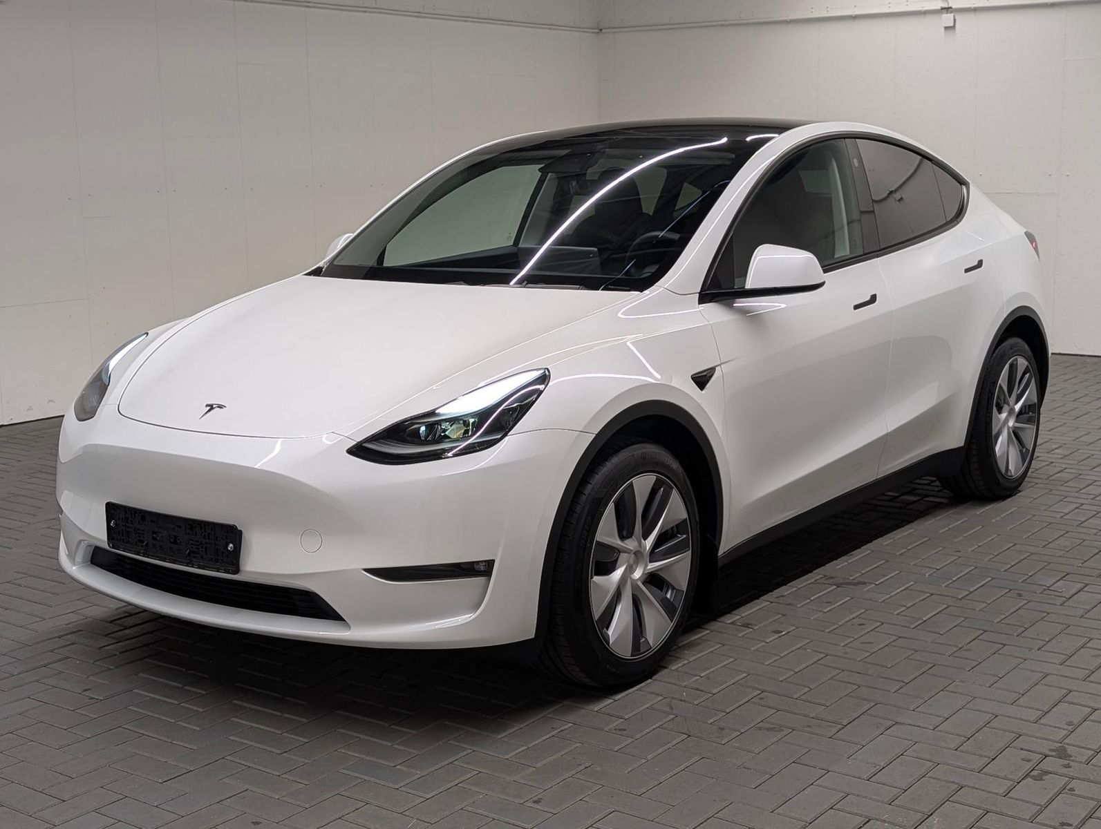 Tesla Model Y AWD Long Range Matrix Pano Navi SHZ Kam