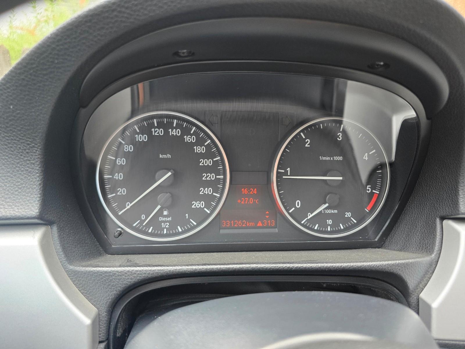 BMW 320 2009 — photo 14