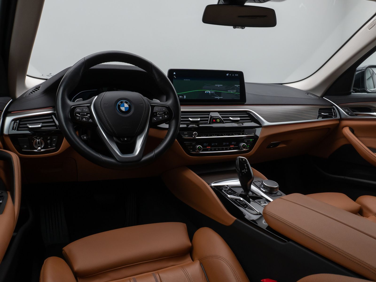 Fahrzeugabbildung BMW 530e xD LuxuryLine 360°HUD DAB AHK Komfort Sport