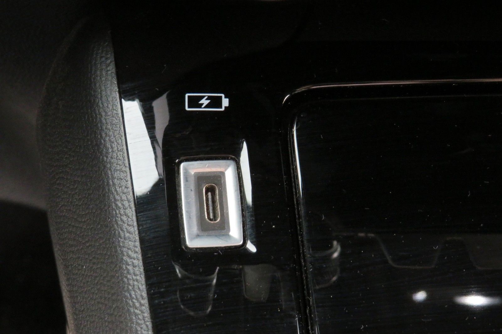 Fahrzeugabbildung Peugeot 2008 e- GT SITZH. NAVI KAMERA PDC 1.HD