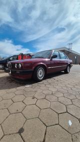 BMW  E30 320i Limousine  - BMW 320 aus 1988: 320i