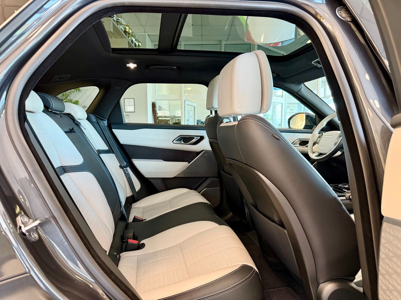 Fahrzeugabbildung Land Rover Range Rover Velar R-Dynamic HSE Design Black