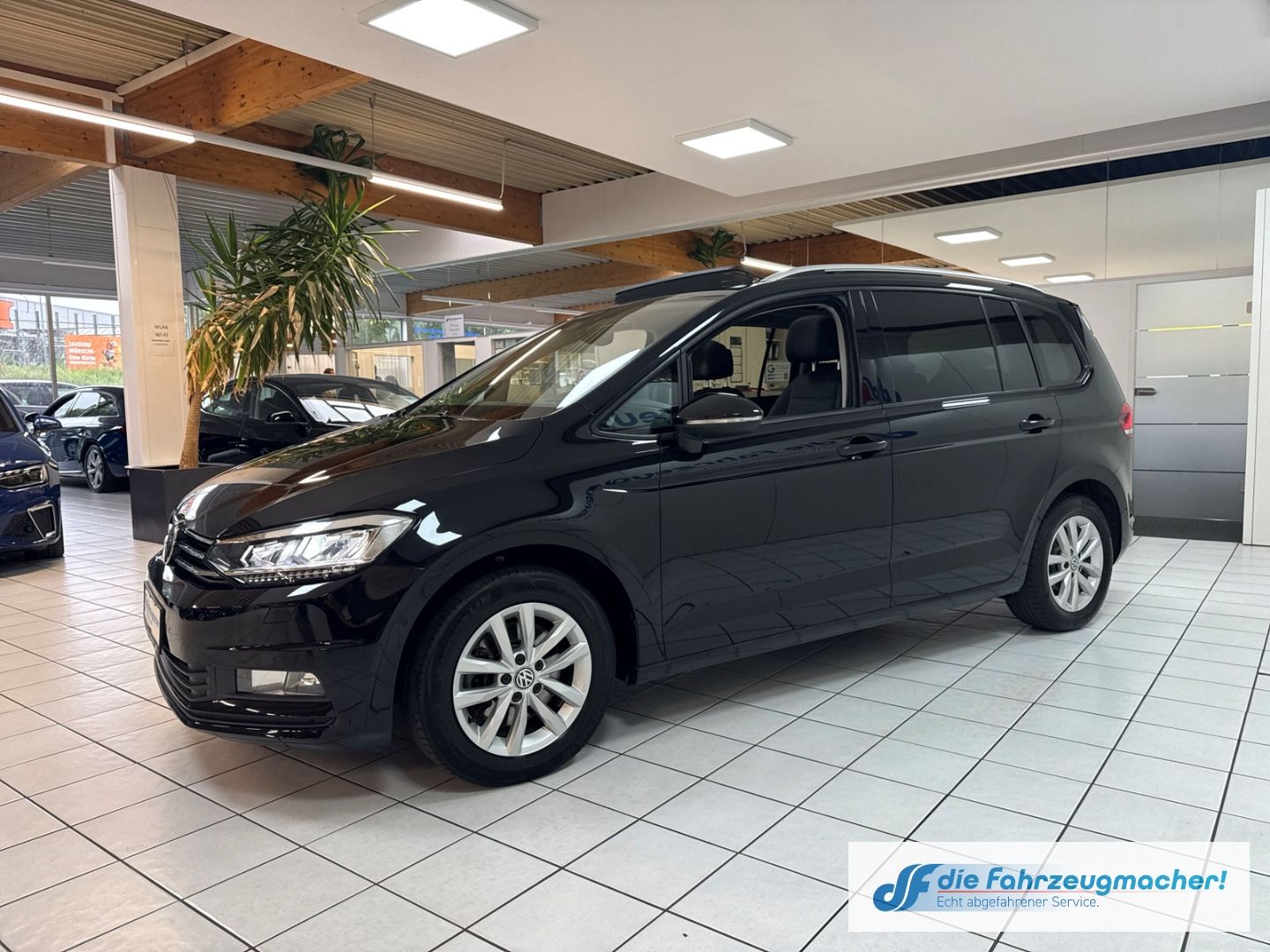 Fahrzeugabbildung Volkswagen Touran Comfortline TDi  DSGPano LED Navi Massage