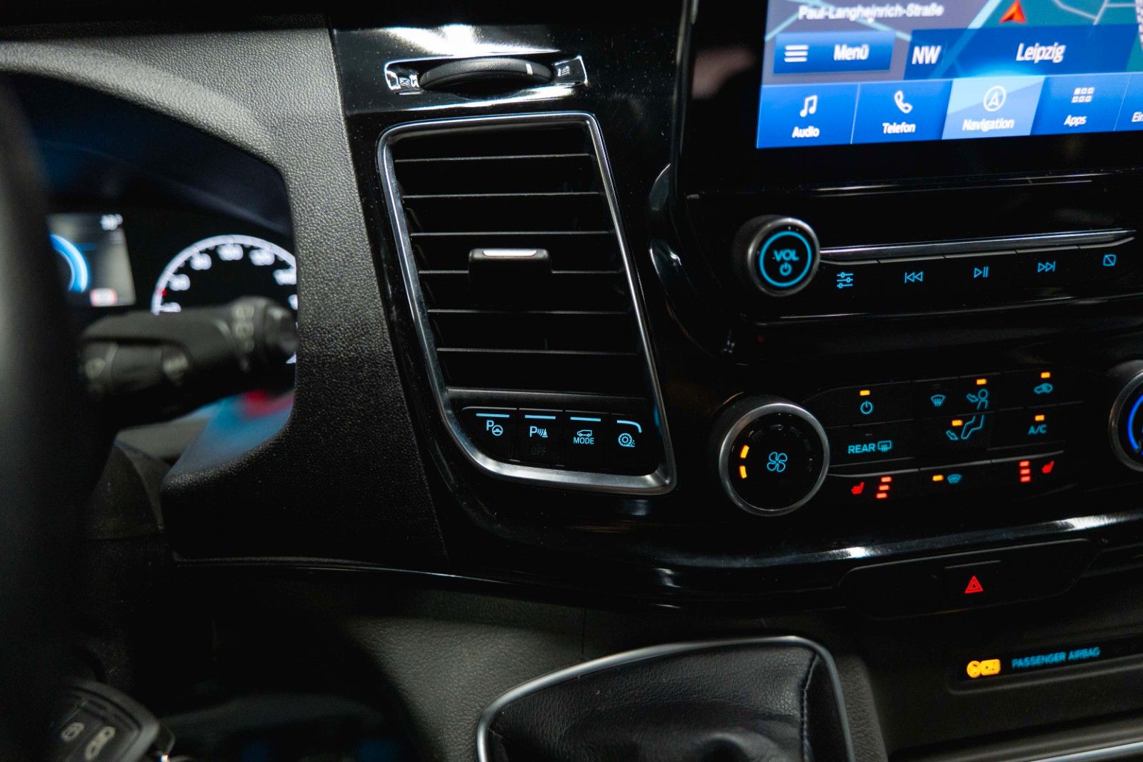 Fahrzeugabbildung Ford Tourneo Custom 320 L2 Sport | 8Sitze | ACC | LED