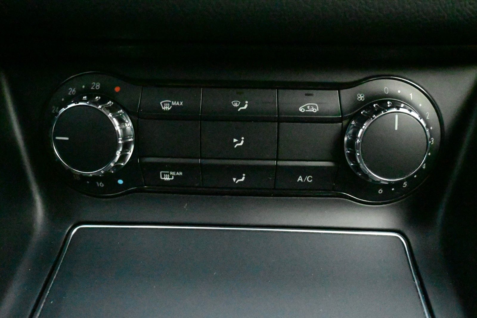 Fahrzeugabbildung Mercedes-Benz GLA 200 AMG-Line Autom.*PDC*LED*AHK