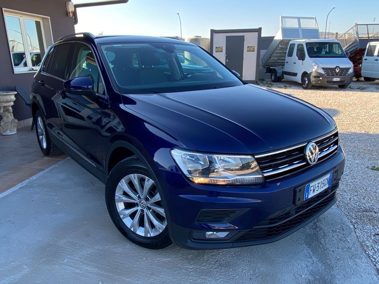 Volkswagen Tiguan - 1