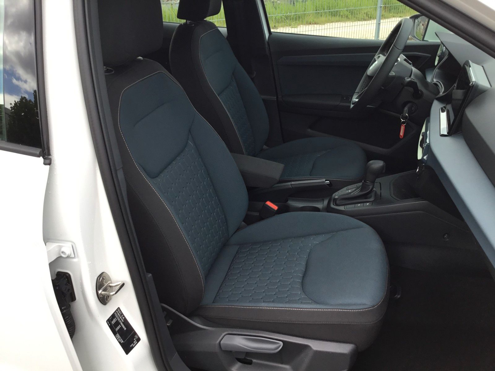 Fahrzeugabbildung SEAT Arona 1.0 TSI Style DSG+AHK+ACC+Navi+Kamera