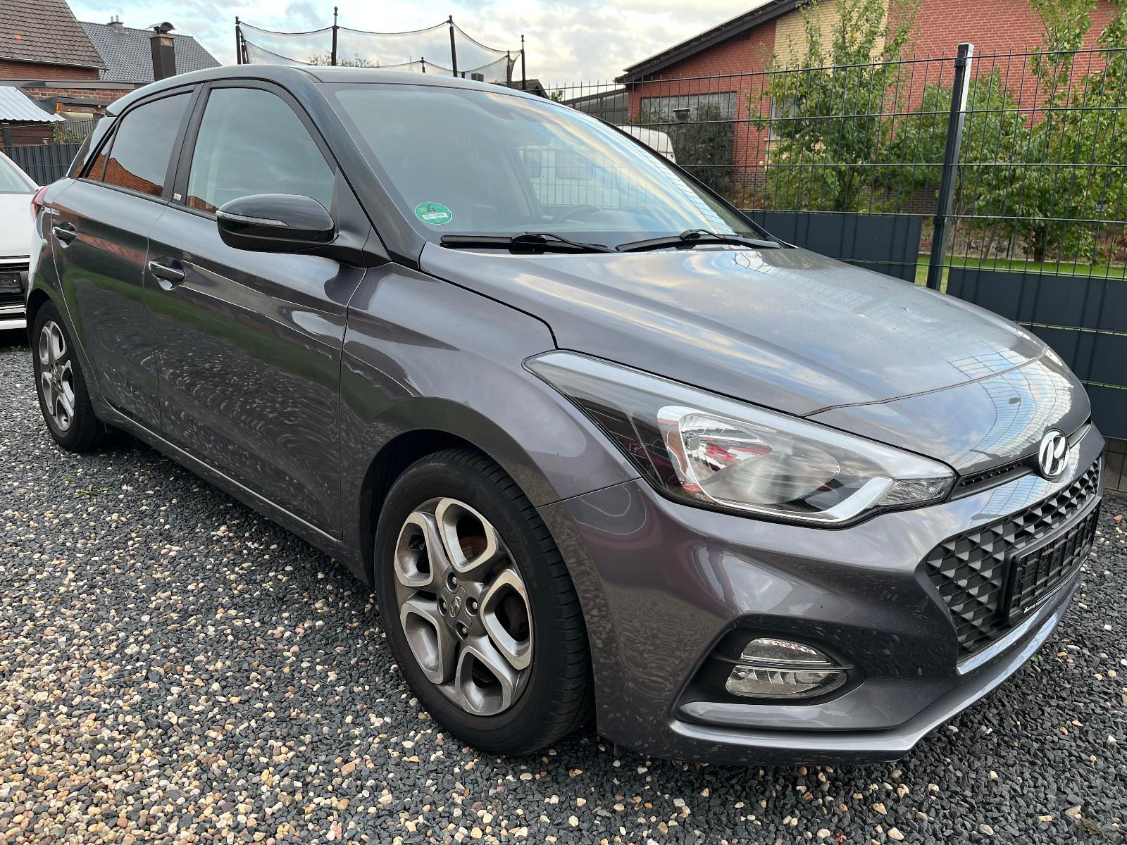 Hyundai i20 YES! Plus Navi R-Cam uvm 1 Hand 81000 Km....