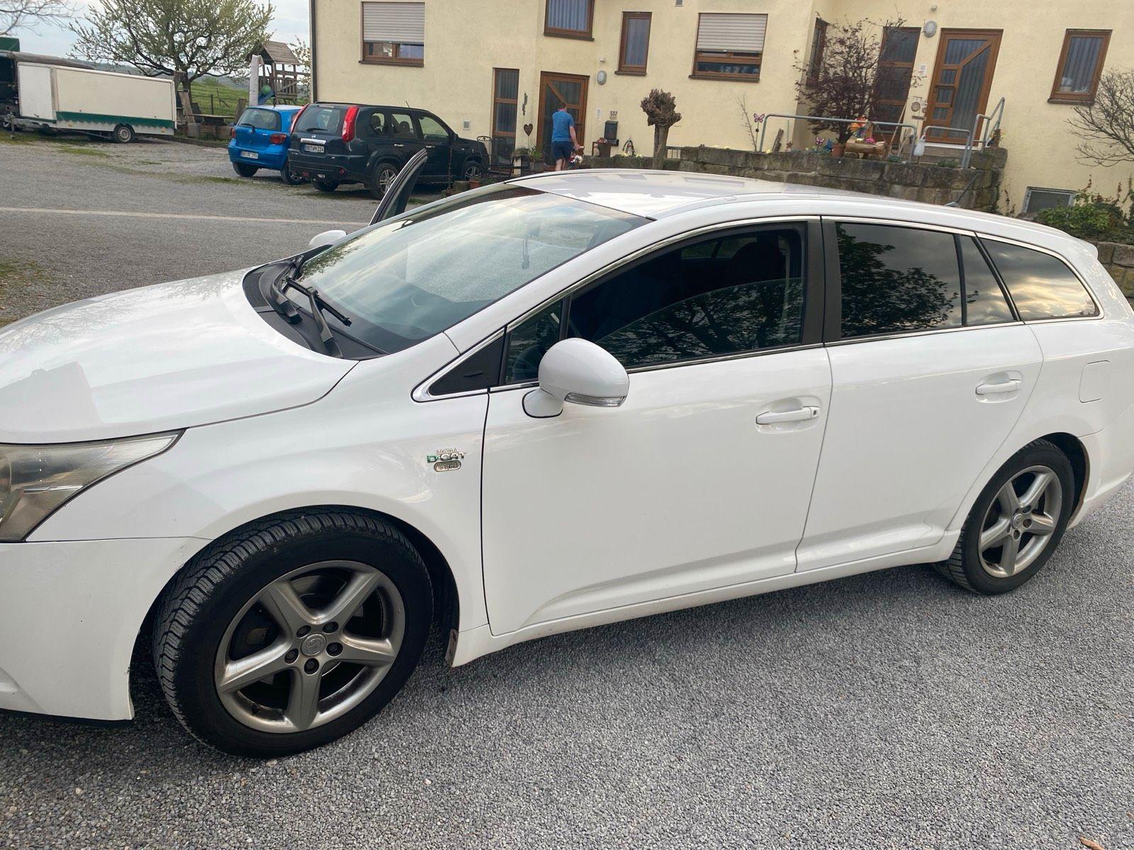 Toyota Avensis 2011 — rear view