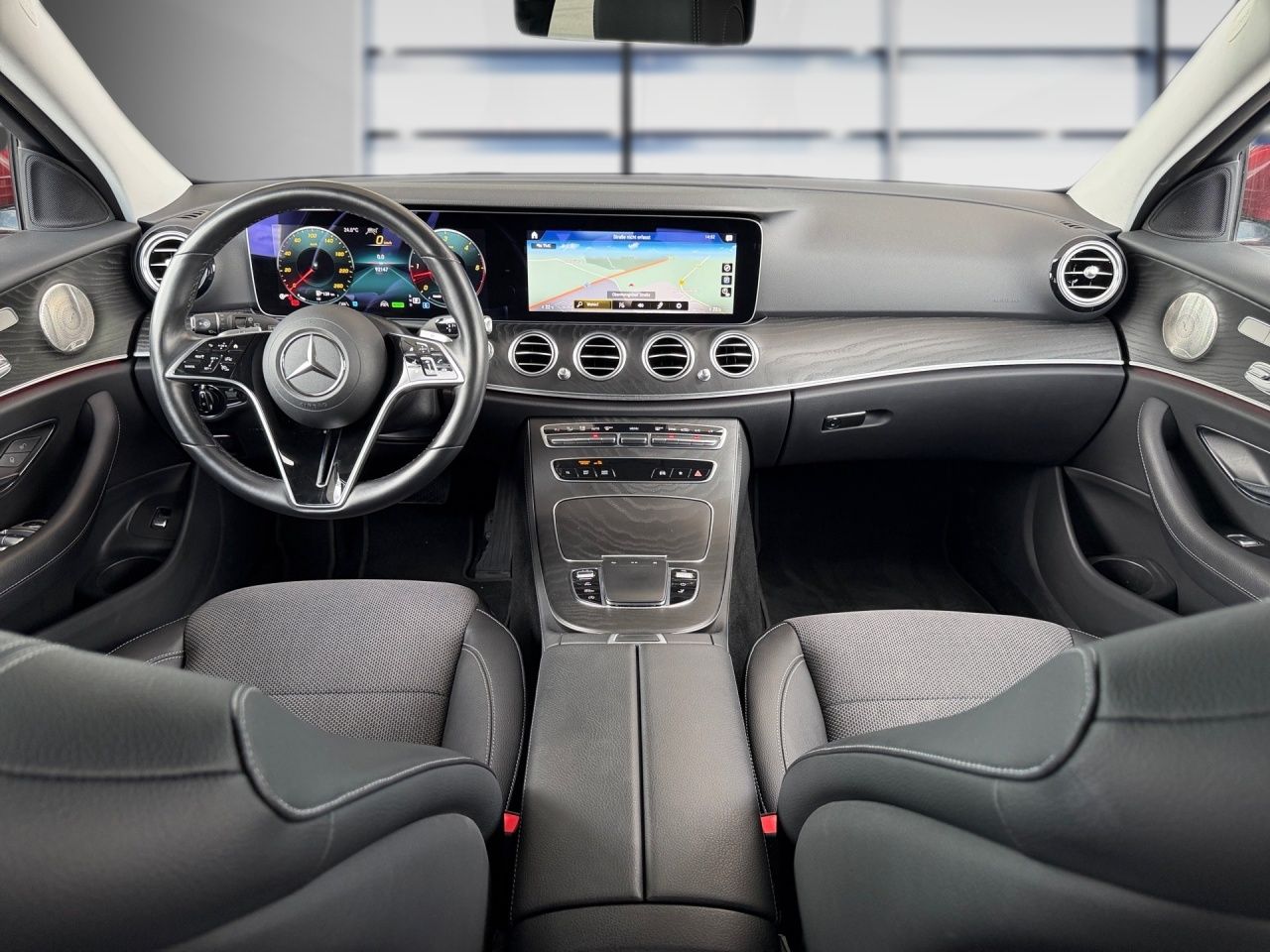 Fahrzeugabbildung Mercedes-Benz E 220 d T AVANTGARDE+AHK+EASYPACK+AMBIENT+MEMORY