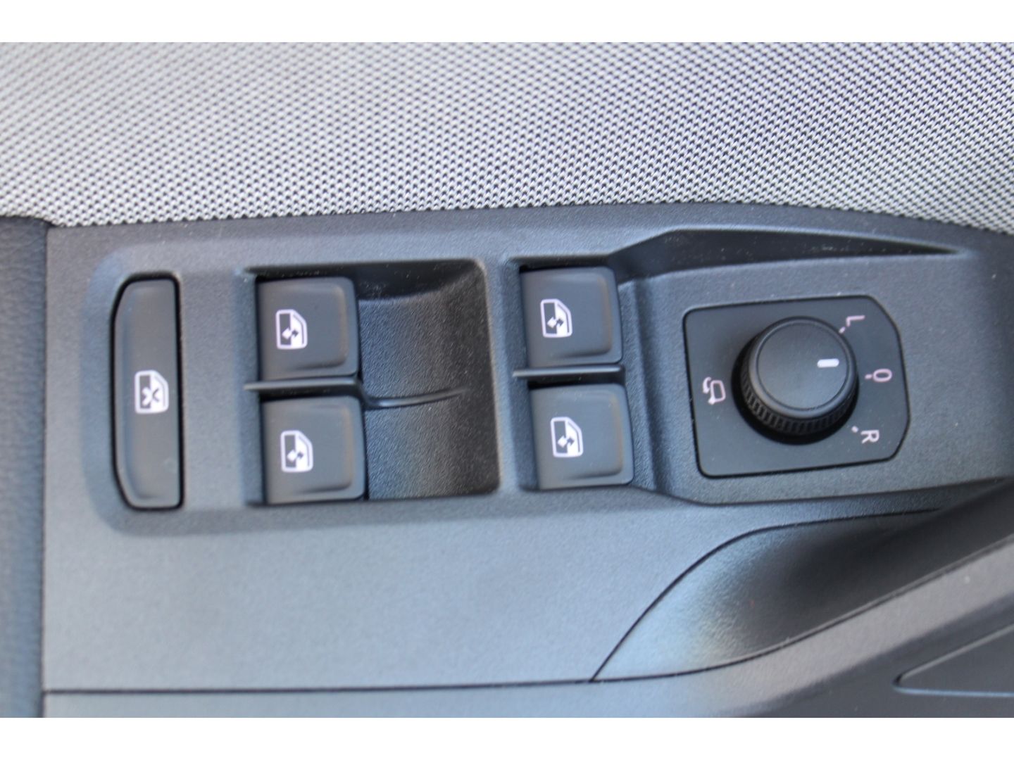 Fahrzeugabbildung SEAT Arona 1.5 TSI 110 kW FR DSG 10J Gar. ACC LED AHK