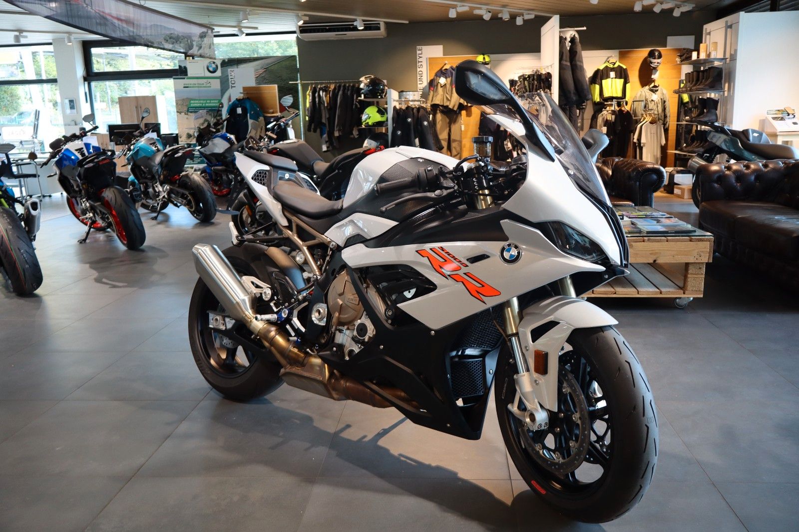Fahrzeugabbildung BMW S1000RR mit Schmiederäder & M-Fußrastenanlage