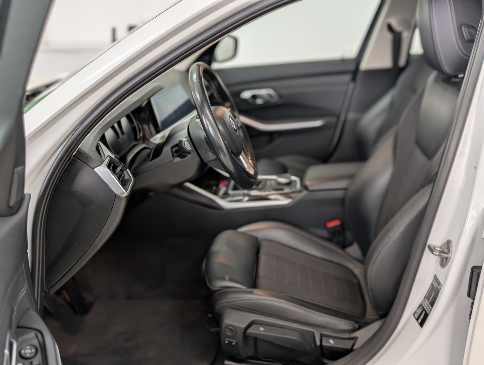 Fahrzeugabbildung BMW 320 d Sport Line LED TEMP SHZ PDC NAVI APP
