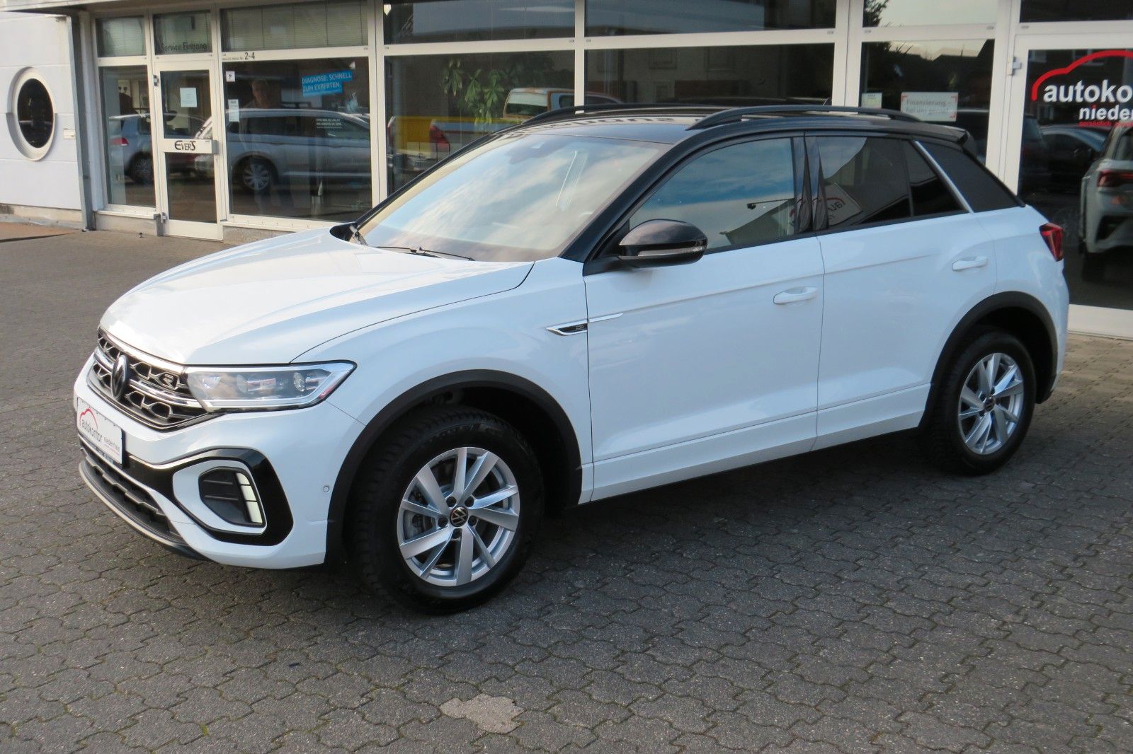 Fahrzeugabbildung Volkswagen T-Roc R-LINE AHK DCC ACC NAVI KAMERA 8-FACH 1.H