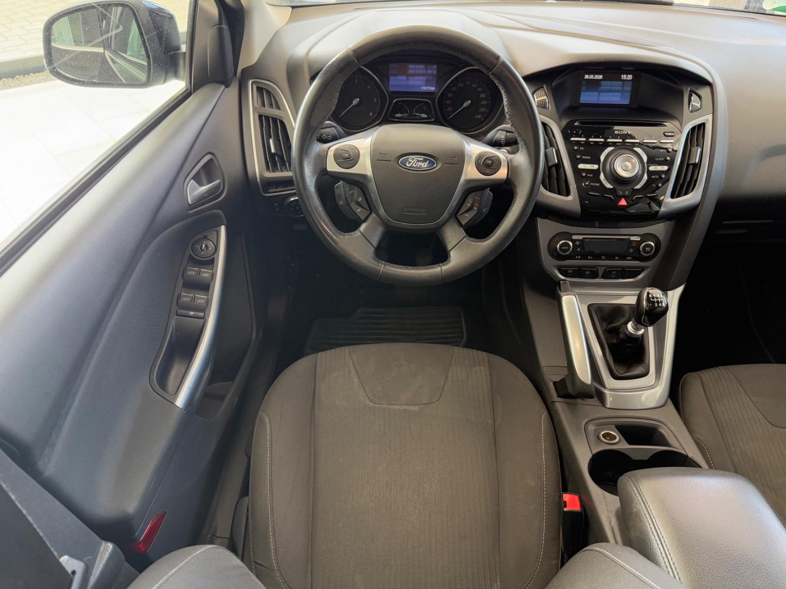Ford Focus 2011 — вигляд ззаду