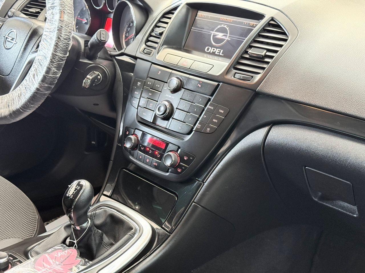 Opel Insignia 2010 — photo 14