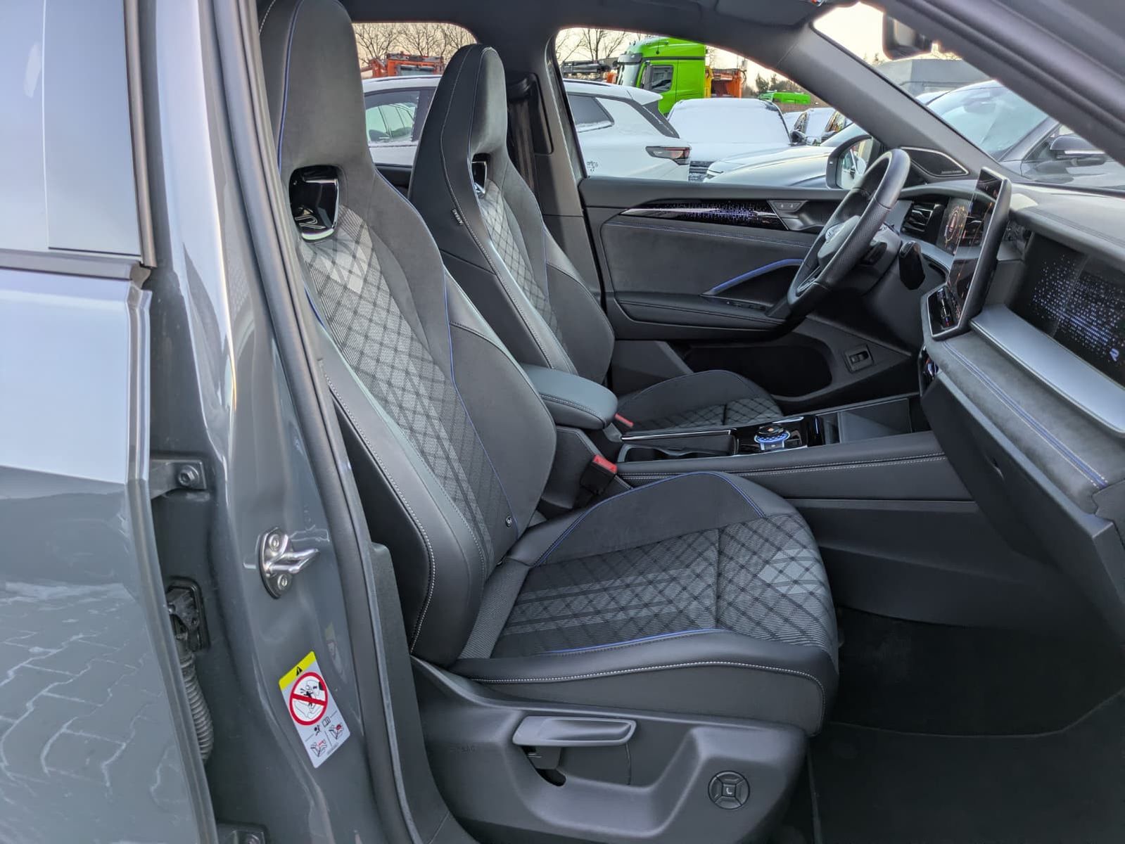 Fahrzeugabbildung Volkswagen Tayron 2.0 TDI 4M R-Line BLACK*7S*IQ-L.*PANO*HUD