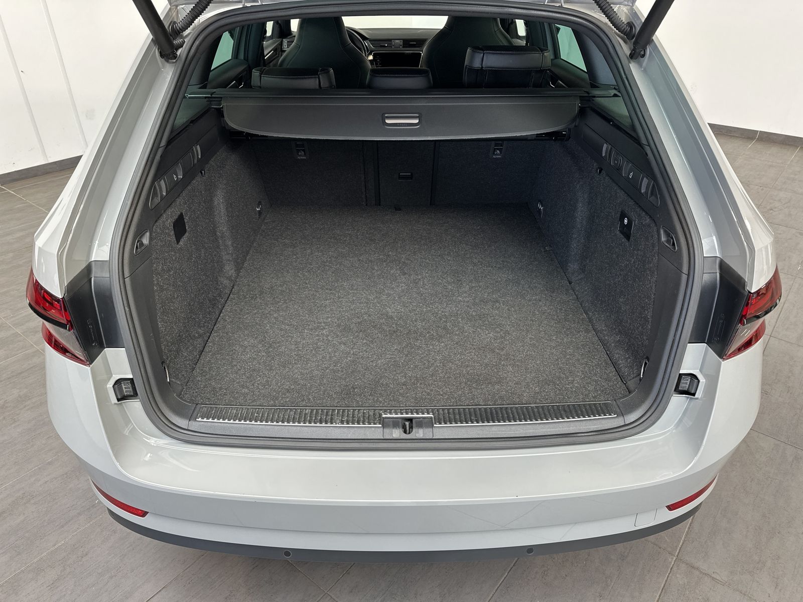 Fahrzeugabbildung SKODA Superb Combi iV 1.4 TSI DSG Sportline NAV+LED+VC