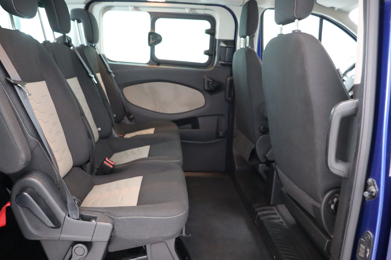 Fahrzeugabbildung Ford Tourneo Custom 2.2 TDCi * 8 Sitzplätze