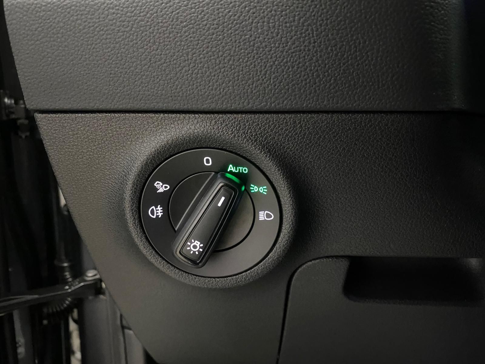 Fahrzeugabbildung SKODA Karoq 1.5 TSI SPORTLINE+MATRIX+ACC+AHK+APP+RFK++