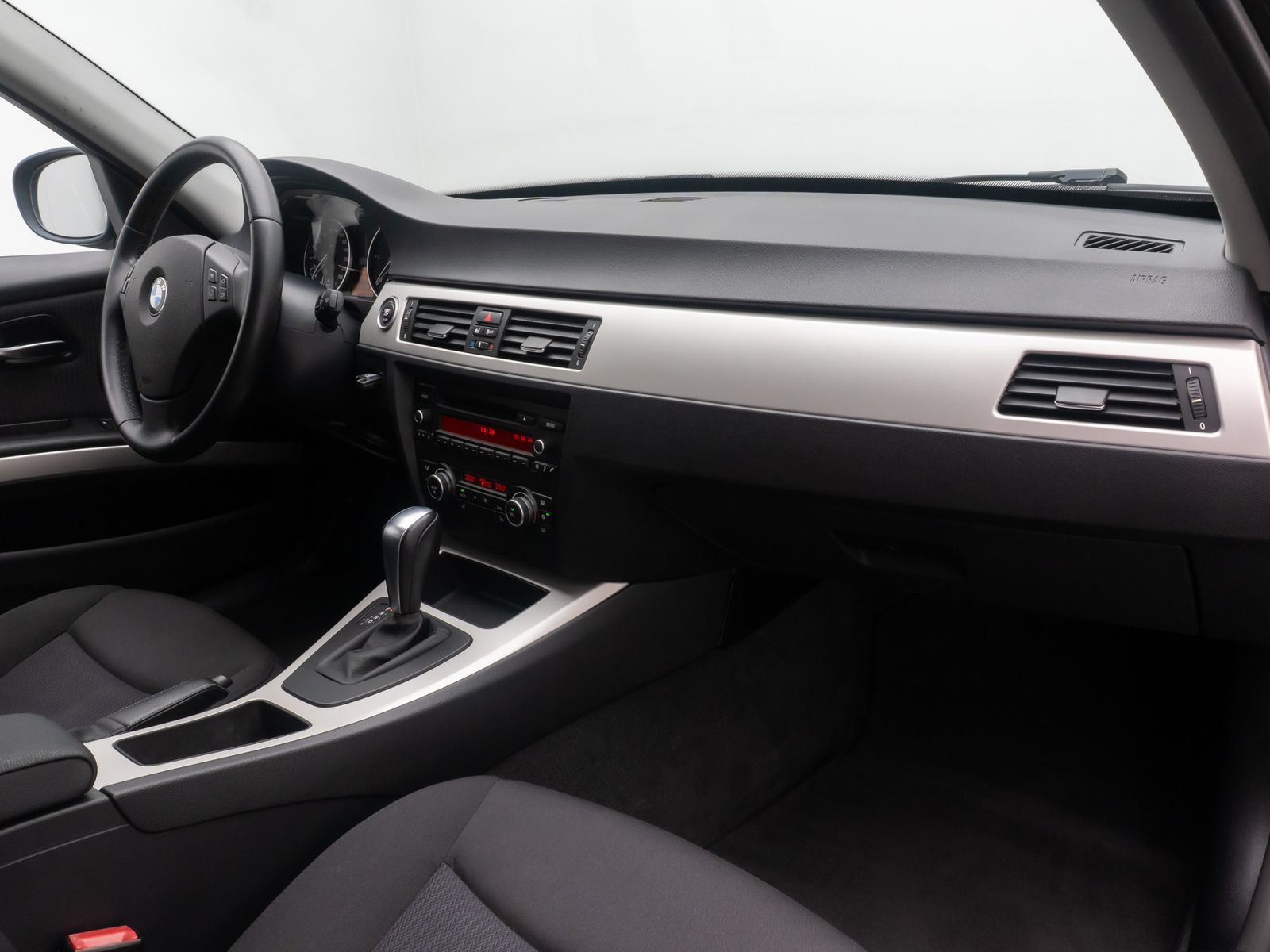 Fahrzeugabbildung BMW 318d GeschwindigReg KlimaAut PDC AHK Nebelschein