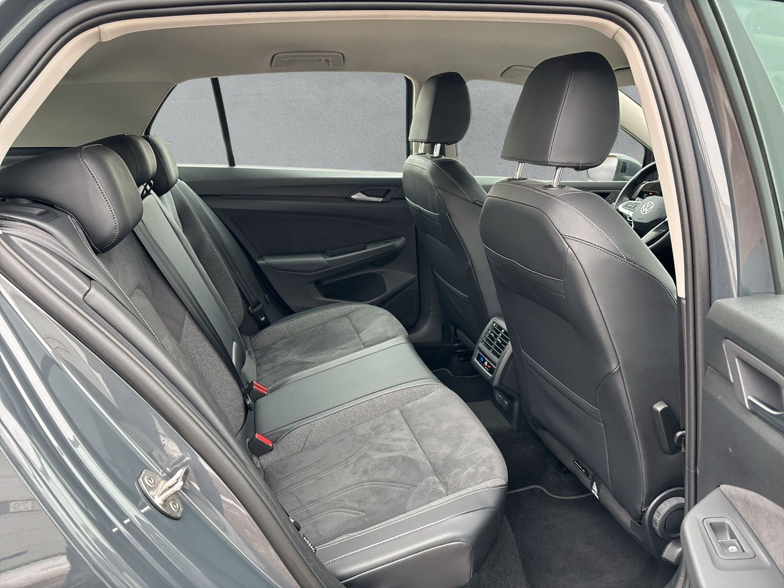 Fahrzeugabbildung Volkswagen Golf 1.5 eTSI Style AHK HuD ACC Kamera Memory