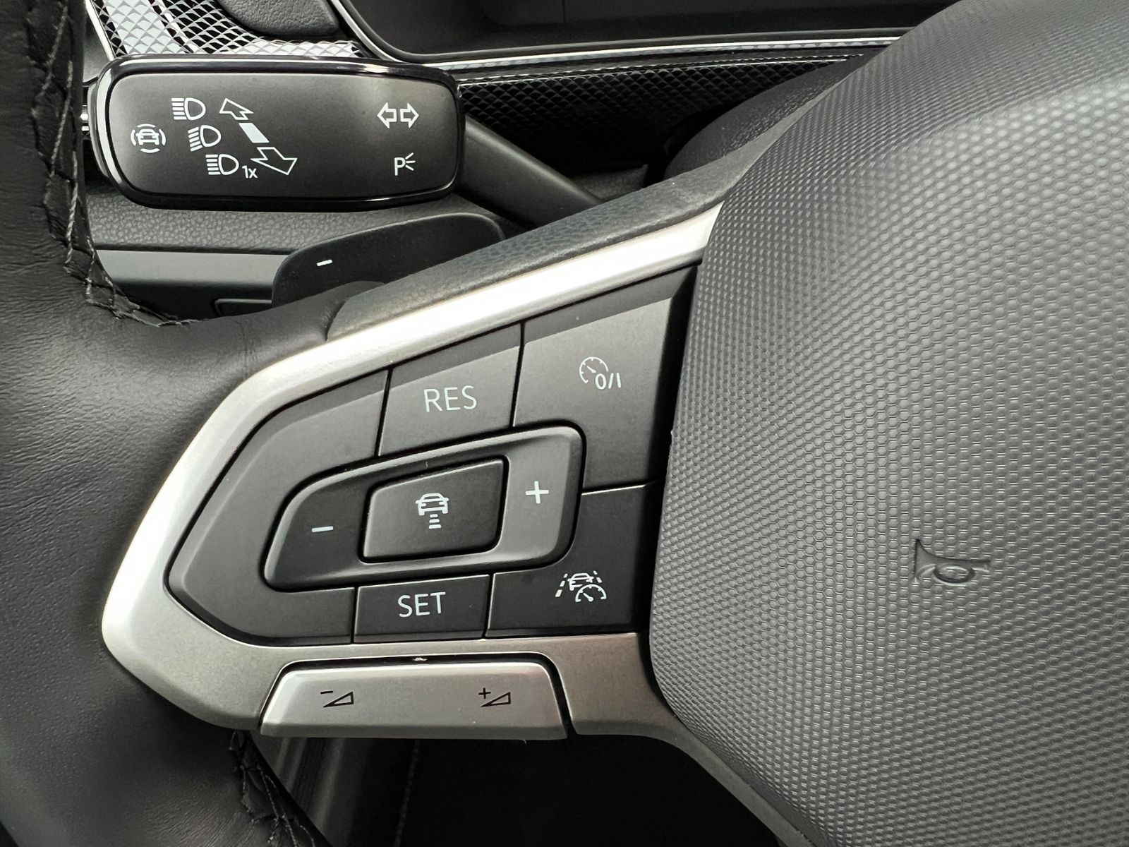 Fahrzeugabbildung Volkswagen T-Cross R-Line 1.5 TSI DSG *AHK, IQ.LIGHT, ACC,