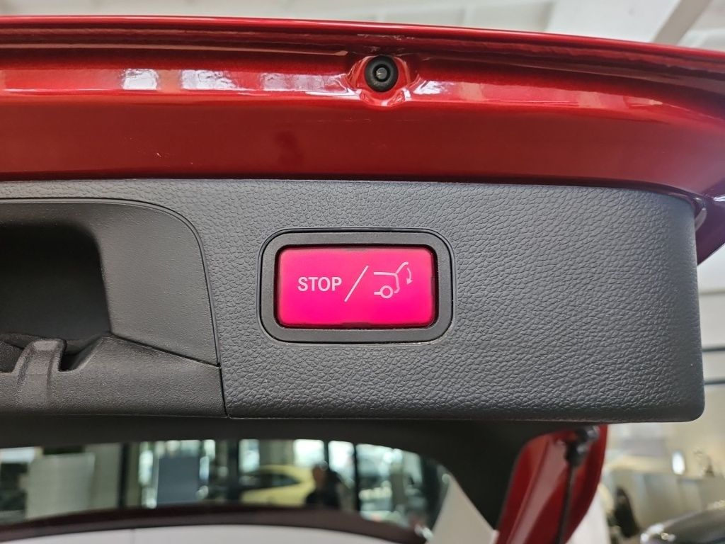 Fahrzeugabbildung Mercedes-Benz GLC 300 e 4M AMG Night AHK Pano LED SHZ Ambie.