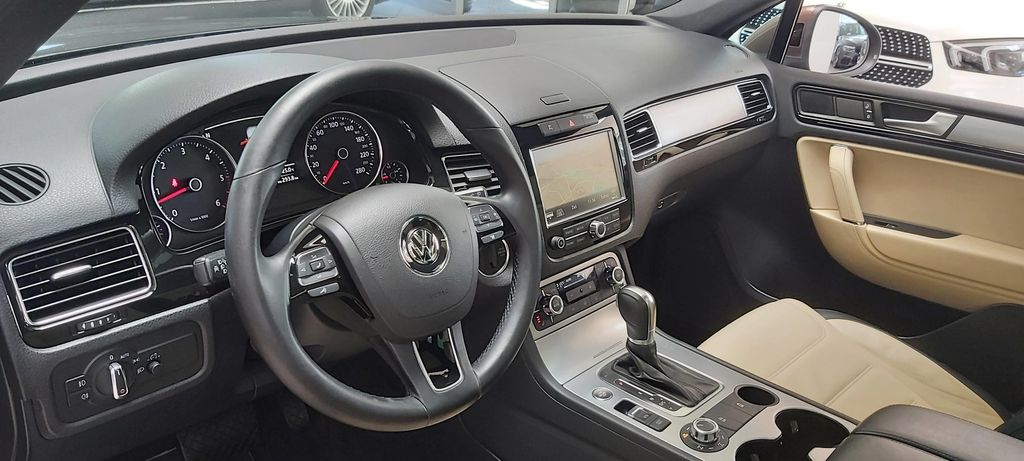 Volkswagen Touareg V6 3.0 TDI AHK PANO STANDH NETTO 16.500