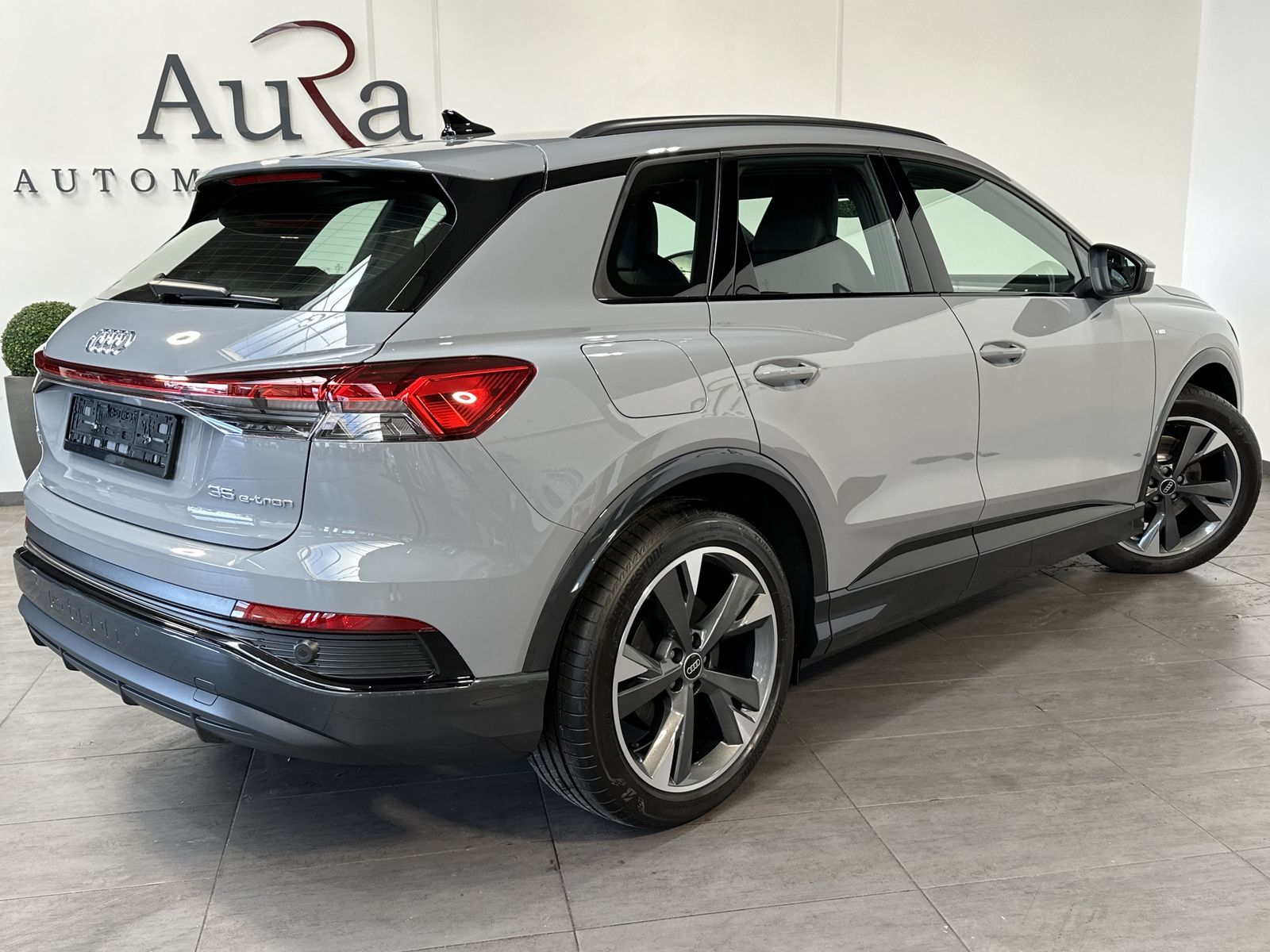 Fahrzeugabbildung Audi Q4 e-tron 35 S-Line Black NAV+LED+20ZO+V-COCKPIT
