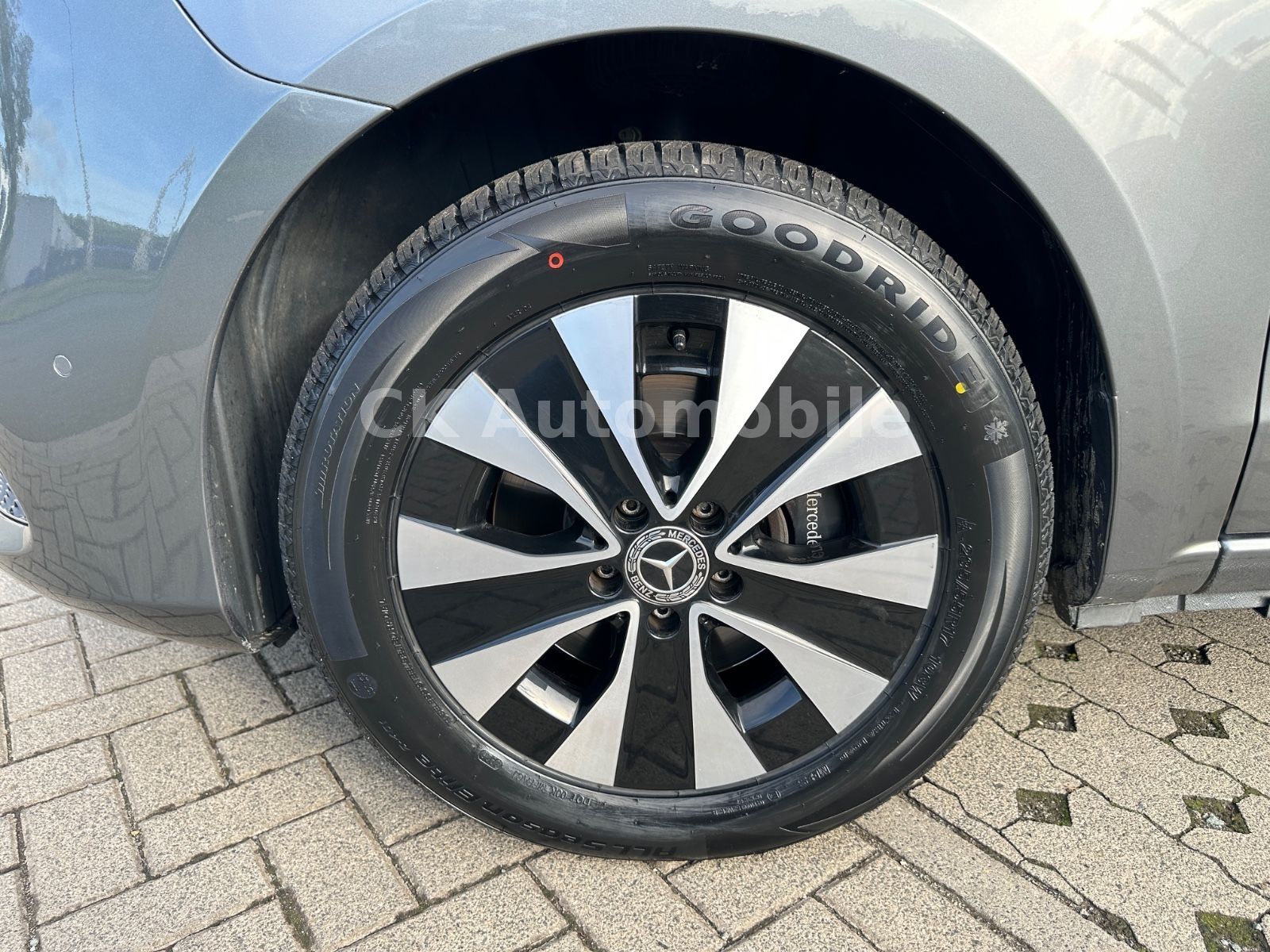 Fahrzeugabbildung Mercedes-Benz V 250d EDITION 4MATIC lang/7 Sitze/Navi/LED/AHK