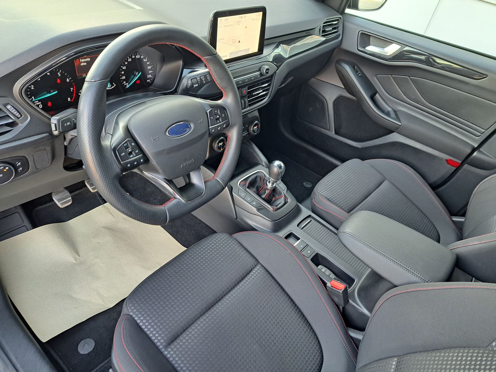 Fahrzeugabbildung Ford Focus ST-Line LED NAVI KAMERA PARK-ASSISTENT