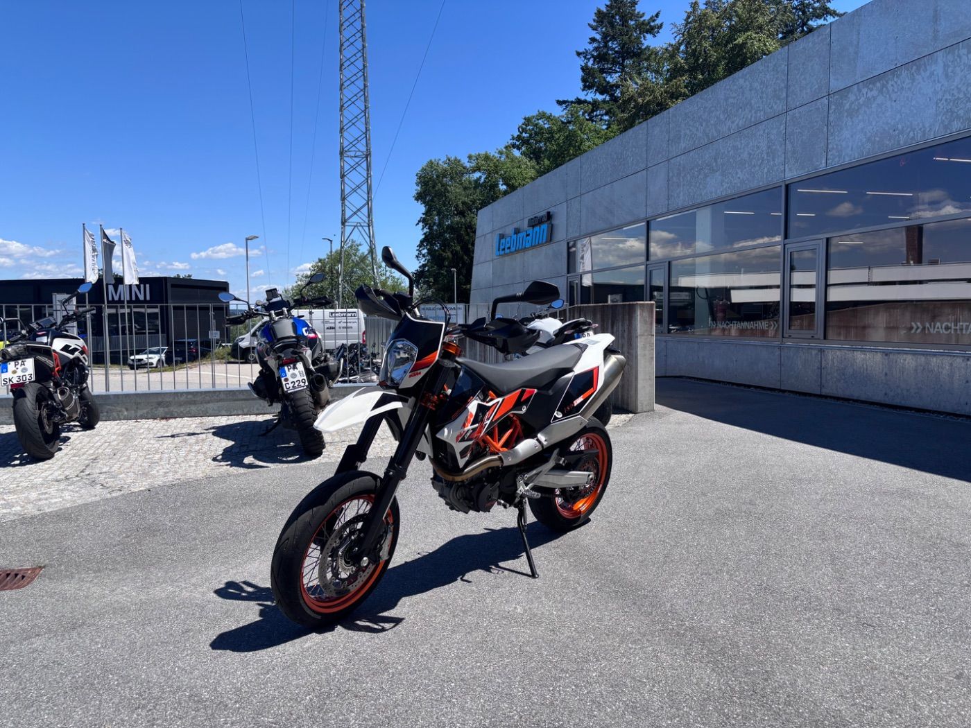 Fahrzeugabbildung KTM 690 SMC-R LC4, Kurzer Kennzeichenhalter,