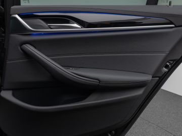 Fahrzeugabbildung BMW 530d xDr Tour AHK  Pano ACC HUD Komfortsitz