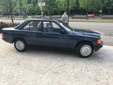 Mercedes-Benz Oldtimer Mercedes 190 E metallic blau mit ... - Mercedes-Benz 190 aus 1988