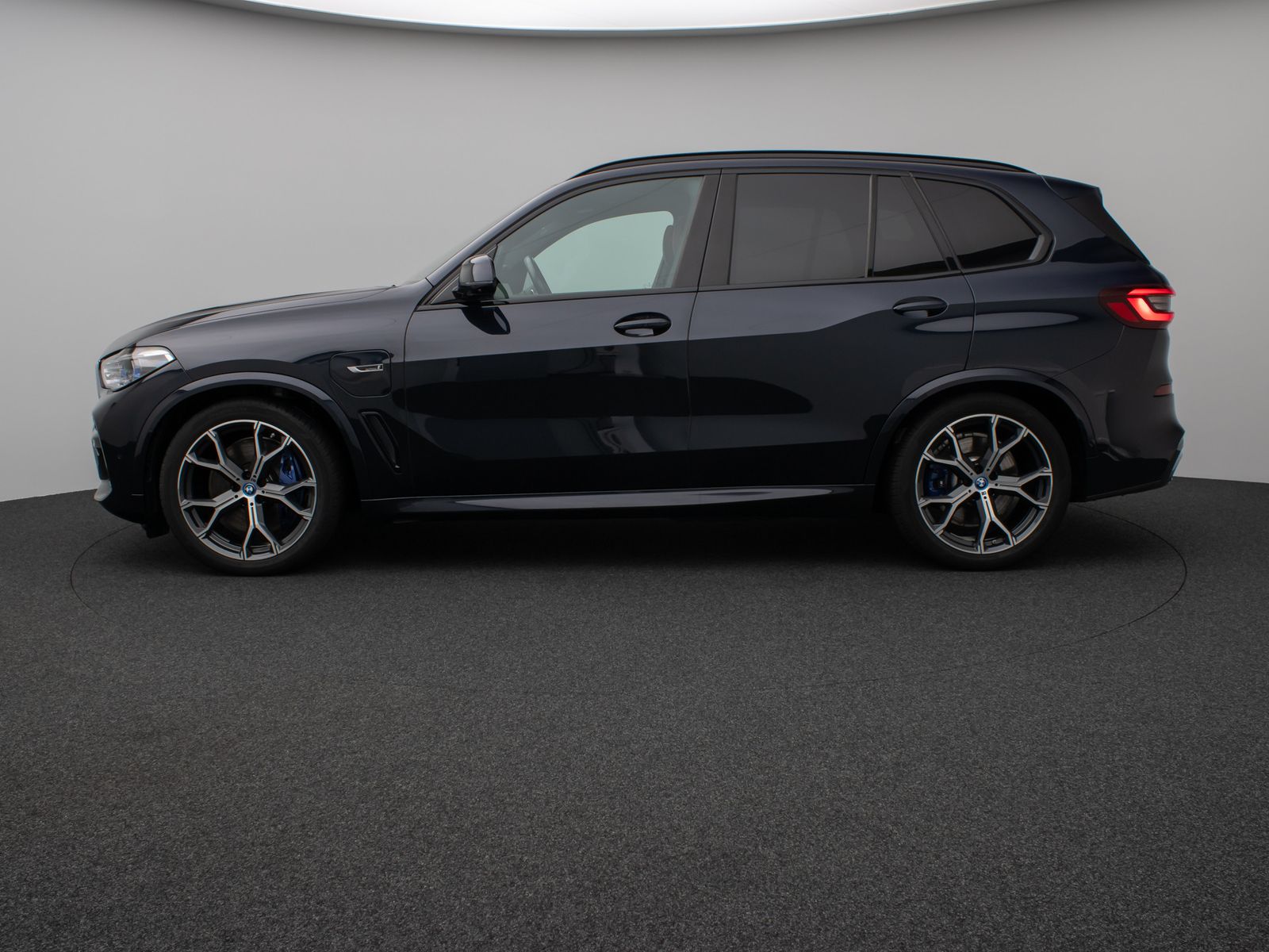Fahrzeugabbildung BMW X5 xD45e M Sport Panorama 360°HUD HiFi NightVisi